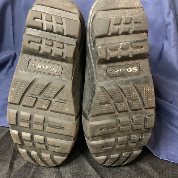Kids Sorel Snow Boots, size 4, Black/Gray/Neon color. Preloved - Picture 5 of 5